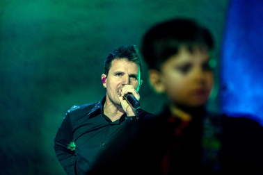 El cantante Dani Martín durante el primero de los diez conciertos que realizará en el Movistar Arena, en Madrid, para conmemorar sus 25 años de carrera y su vuelta a los escenarios /