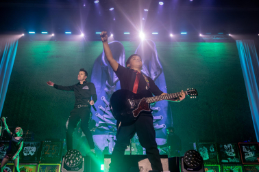 El cantante Dani Martín durante el primero de los diez conciertos que realizará en el Movistar Arena, en Madrid, para conmemorar sus 25 años de carrera y su vuelta a los escenarios /