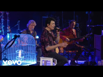 Manolo Garcia - A San Fernando, un Ratito a Pie y Otro Caminando
Escucha los éxitos Manolo García: https://www.youtube.com/playlist?list=PL7T_xGk9oNa8LFtJOQMqjSaYVV6D4wEr3

Escucha más de Manolo García:
Spotify: https://open.spotify.com/intl-es/artist/4eBTqTx5ssOK5YwmijmfU4?si=vSPruIjBS1SiAqtpBe8lDQ
Amazon Music: https://music.amazon.es/artists/B008LTORNS/manolo-garcia
Apple Music: https://music.apple.com/es/artist/manolo-garc%C3%ADa/33347508
YouTube Music: https://music.youtube.com/channel/UCYAR_6pHf7xtdcMav74cdzQ?si=8wrDubp6y0tYaP6_

Página web: https://www.manolo-garcia.com/
---------
Letra:
Pártete conmigo un cuartito de silencio.
Préstame esta noche tu maleta de los sueños.
O me echas un pulso, o jugamos un sencillo.
Frótate conmigo hasta que me saques brillo.
Llévame esta noche a San Fernando,
iremos un ratito a pie y otro caminando.
Súbeme al monte de las siete verdades
o enséñame a besar como tú sólo sabes.
Llévame esta noche a San Fernando,
iremos un ratito a pie y otro caminando.
Que si me paro el muermo me puede.
Y si me puede me meto en la cama
que es donde mejor se está cuando llueve.
Que ya no me paro ni un momento
antes de que se nos lleve el viento.
Llévame a ese cine,
al de las sábanas blancas.
O córtame el pelo.
O vamos a robar naranjas.
En cuanto amanezca
nos subimos a la parra
pa' hacer el amor
sobre el lucero del alba.
Llévame esta noche a San Fernando,
iremos un ratito a pie y otro caminando.
Súbeme al monte de las siete verdades
o bésame. O bésame como tu sabes,
como tan sólo tú sabes.
Como tan sólo, tan sólo tú sabes.
Enséñame las fotos que tienes en tu caja de galletas.
Enséñame a hacer como tú haces la veleta.

#ManoloGarcia #ASanFernandoUnRatitoAPieYOtroCaminando

Music video by Manolo Garcia performing A San Fernando, un Ratito a Pie y Otro Caminando (Acústico). (C) 2020 Sony Music Entertainment España, S.L