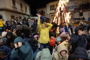 Tradicional lanzamiento de nueces en Fustiñana.