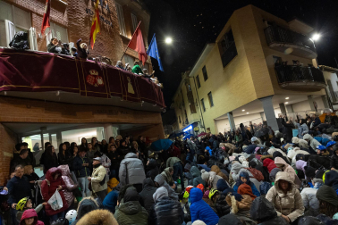 Tradicional lanzamiento de nueces en Fustiñana.