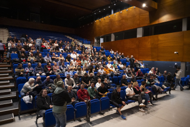 *Asistentes a la reunión celebrada hoy para camioneros en Burlada