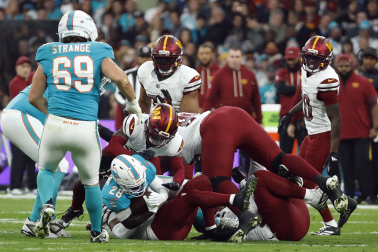 Partido de la NFL entre Miami Dolphins y Washington Commanders en el Santiago Bernabéu.