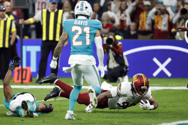 Partido de la NFL entre Miami Dolphins y Washington Commanders en el Santiago Bernabéu.