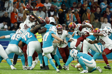 Partido de la NFL entre Miami Dolphins y Washington Commanders en el Santiago Bernabéu.