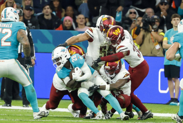 Partido de la NFL entre Miami Dolphins y Washington Commanders en el Santiago Bernabéu.