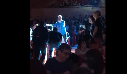 Manolo García saluda al público en Baluarte mientras canta 'Pájaros de barro'