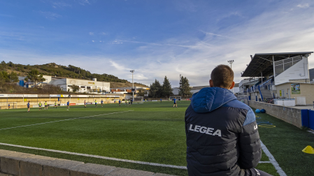 El muro que delimita la grada del terreno de juego en Merkatondoa