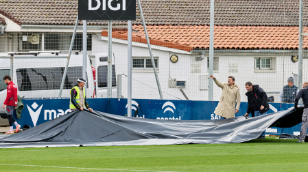 Operarios del C.A. Osasuna, dirigidos por Pedro Arozarena. cubren uno de los campos de entrenamiento por la nieve /