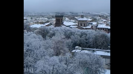 La ciudad amanecido blanca tras una nevada que se anticipa al invierno