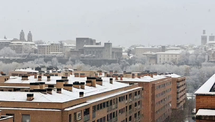 Vídeo de la intensa nevada registrada este viernes por la mañana en Pamplona, vista desde el barrio de la Rochapea.