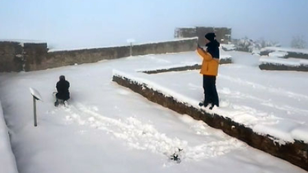 Vídeo de la nieve que cubre este viernes el monte Irulegi (893 metros), en el valle de Aranguren.