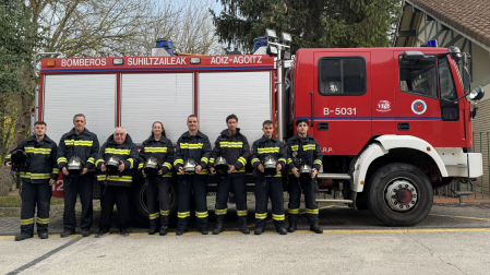 LOS BOMBEROS DEL CENTENARIO. En la foto, parte de la plantilla actual de los bomberos voluntarios de Aoiz. Conforman la agrupación municipal 17 personas: Andrés Aquerreta Apesteguía, Jesús Munárriz González, Javier Imízcoz Goñi, Pedro Imízcoz Goñi, Oier Goñi Salvador, Daniel Pérez Vázquez, Aitor Biurrun Bidondo, Alexa Recalde Aguareles, Rubén Moriones Istúriz, Mike Lacabe Inda, Julián Hernández Rey, David Larumbe Aguareles, Ander Orzanco Ardanaz, Iñigo Carlos Bueno, Jon Urrutikoetxea Etxarte, Adei Osés Lorca y Jorge Celay Iriarte