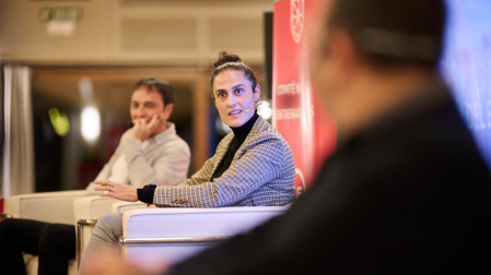Montse Tomé, durante la ponencia. Detrás, el navarro Imanol Arregui