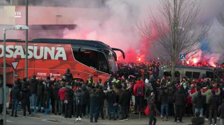 Llegada del autobús de Osasuna a El Sadar