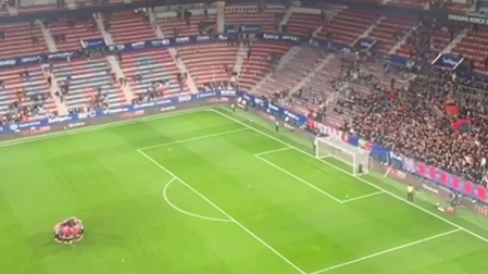 La decepción de Osasuna contra la Real Sociedad, tras una derrota que le deja al borde del descenso, ha generado una escena llamativo entre los cánticos de apoyo de Graderío Sur: una parte de los jugadores se ha reunido para hacer una especie de conjura antes de marcharse a los vestuarios