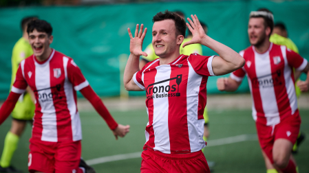 Unai Martínez celebra como Budimir uno de sus goles con el Rotxapea