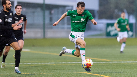 Unai Martínez, delantero del San Juan, conduce el balón ante el Izarra