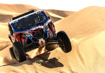 Marino Zulet y el copiloto Pedro Gabriel Chávez superan una de las dunas en el Addax Rally