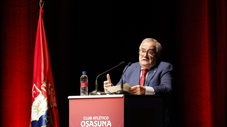 El presidente de Osasuna Luis Sabalza durante su intervención en las asambleas, una Ordinaria