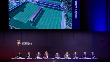 Rafa Sáenz, Ignacio Busto, Josetxo Pérez de Zabalza, César Muniain, Luis Sabalza, José Andrés Burguete, Miguel Salcedo, Manuel Piquer y Fran Canal, en la asamblea