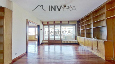 Zona del salón con salida a uno de los balcones de la vivienda