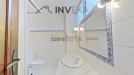 Tres de los cuatro baños están ubicados dentro de las habitaciones