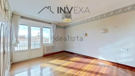 Dormitorio con balcón a patio interior
