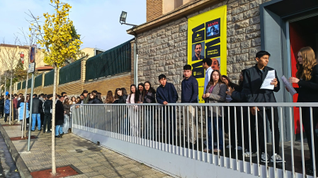 Los alumnos de los centros educativos empiezan a llegar al Cine Moncayo.