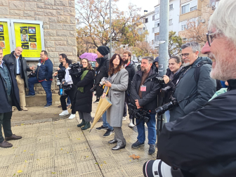 Expectación mediática a las puertas del Cine Moncayo ante la inminente llegada de la Reina