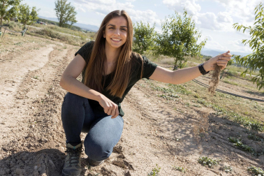 Irene Nonay Monleón, agricultora: “Lo mejor es ver crecer los almendros que planté nuevos  y mantener las plantaciones que hizo mi abuelo”
