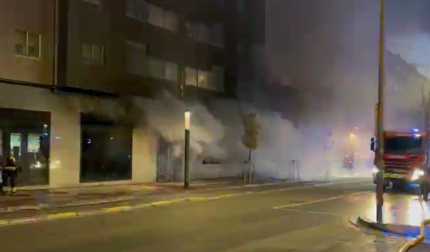 Efectivos de bomberos, en el exterior del bazar que se ha incendiado en la Rochapea