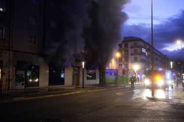 Fotos del incendio en un bazar de la avenida Marcelo Celayeta /