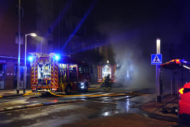 Fotos del incendio en un bazar de la avenida Marcelo Celayeta.