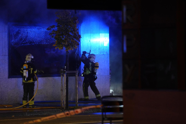 Fotos del incendio en un bazar de la avenida Marcelo Celayeta.