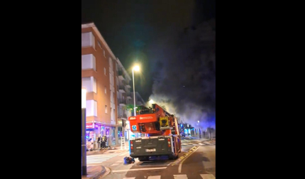 Vecinos confinados por el humo tóxico del incendio en un bazar de la Rochapea