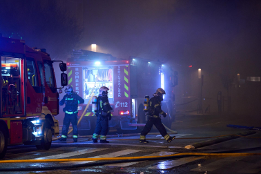 Fotos del incendio en un bazar de la avenida Marcelo Celayeta