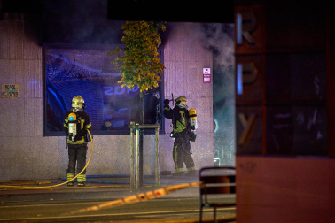 Fotos del incendio en un bazar de la avenida Marcelo Celayeta