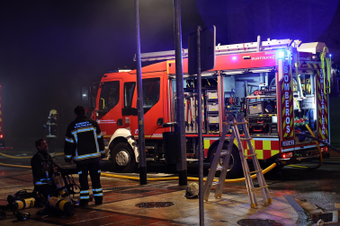 Fotos del incendio en un bazar de la avenida Marcelo Celayeta