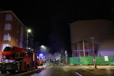 Fotos del incendio en un bazar de la avenida Marcelo Celayeta
