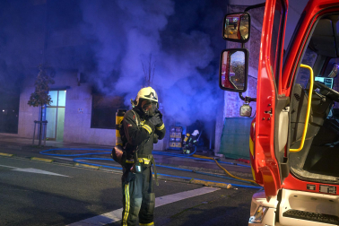 Fotos del incendio en un bazar de la avenida Marcelo Celayeta