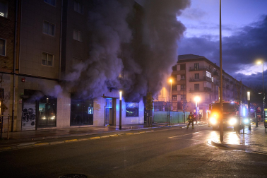 Fotos del incendio en un bazar de la avenida Marcelo Celayeta