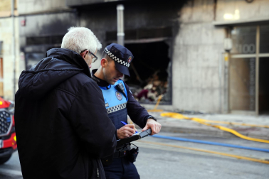Fotos del incendio de un bazar en la Rochapea.