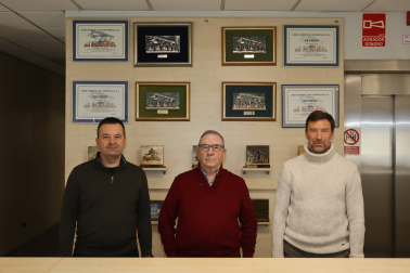 Telesforo Redín, fundador de Reybesa (centro), y sus hijos Enrique Redín, director general de Grupo Reybesa (izda), y Fernando Redín, director comercial y técnico de Grupo Reybesa (dcha)