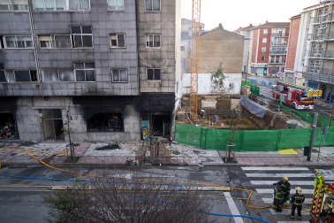 Fotos del incendio en un bazar de la avenida Marcelo Celayeta de la Rochapea