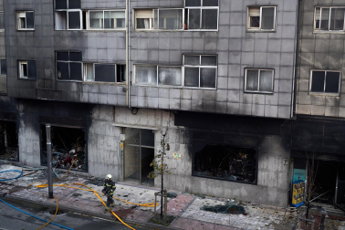 Fotos del incendio en un bazar de la avenida Marcelo Celayeta de la Rochapea
