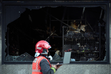 Fotos del incendio en un bazar de la avenida Marcelo Celayeta de la Rochapea