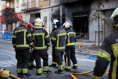Fotos del incendio en un bazar de la avenida Marcelo Celayeta de la Rochapea