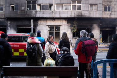 Fotos del incendio en un bazar de la avenida Marcelo Celayeta de la Rochapea