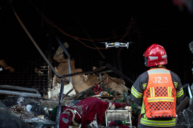 Fotos del incendio en un bazar de la avenida Marcelo Celayeta de la Rochapea